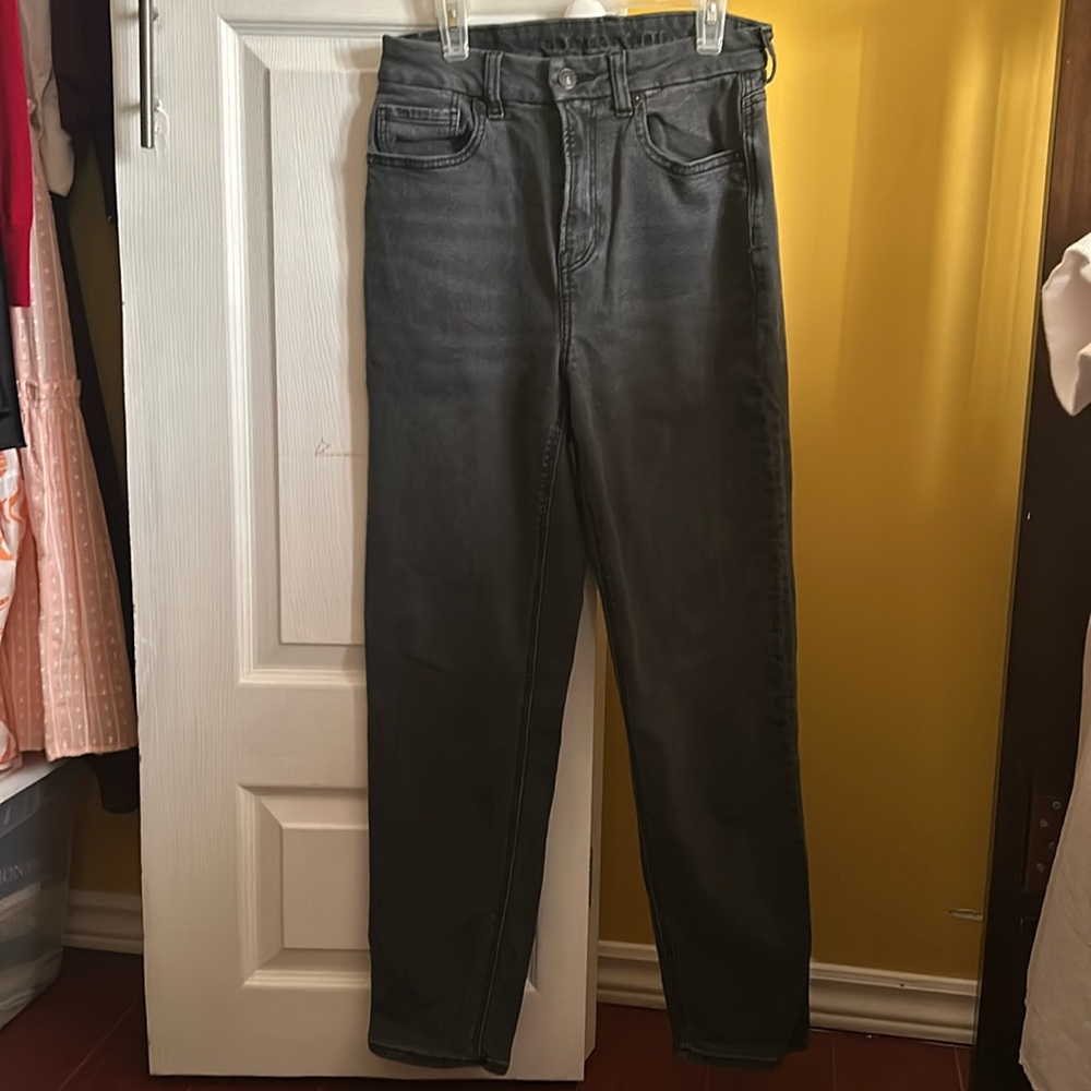 Black wash American Eagle Stretch Curvy Mom Jean size 4 regular